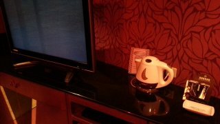 W-ARAMIS（アラミス）(新宿区/ラブホテル)の写真『202号室テレビとポット。この下に冷蔵庫など。』by 春風拳