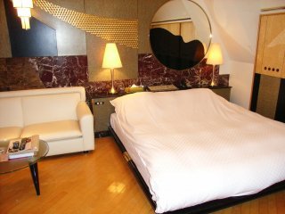 ラモード新宿(新宿区/ラブホテル)の写真『703号室 ベッド・ソファ』by ホテルレポったー