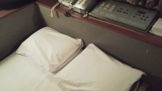 サザンクロス(新宿区/ラブホテル)の写真『405号室ベッド脇』by 春風拳