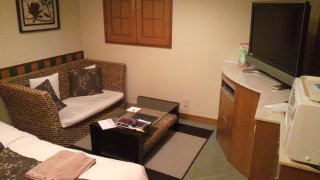HOTEL Hu（フウ）(越谷市/ラブホテル)の写真『202号室のﾘﾋﾞﾝｸﾞ、アジアンテイストのソファーが素敵です』by カズくん さいたま代表