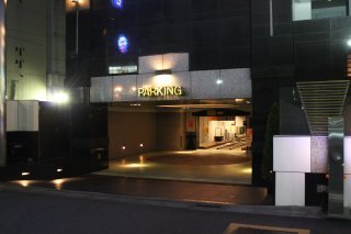 ラモード新宿(新宿区/ラブホテル)の写真『夜の駐車場入口』by スラリン