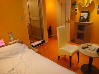 ホテルFOXY(台東区/ラブホテル)の写真『303号室、ベッド方向より室内の景色』by 名無しさん（ID:4403）