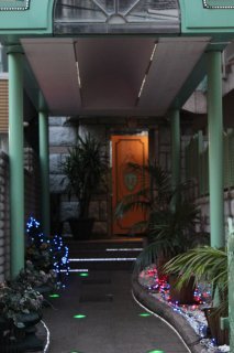 エンペラータワー石庭(新宿区/ラブホテル)の写真『早朝の入口（裏面）近景』by スラリン