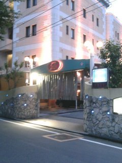 HOTEL Sala(サラ)(相模原市/ラブホテル)の写真『駐車場入り口』by もんが～