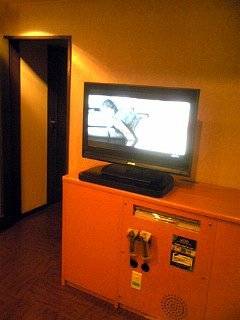 Re･stay（レステイ）府中(府中市/ラブホテル)の写真『207号室のテレビとカラオケ。左のドアは洗面台への入り口』by みゃちょう