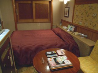 マリオネットアイネ(八王子市/ラブホテル)の写真『202号室、ベッド』by もんが～