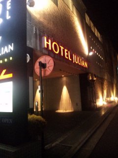 HOTEL JULIAN(ジュリアン)(座間市/ラブホテル)の写真『夜の駐車場出入り口付近』by 郷ひろし（運営スタッフ）