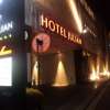 HOTEL JULIAN(ジュリアン)(座間市/ラブホテル)の写真『夜の駐車場出入り口付近』by 郷ひろし（運営スタッフ）