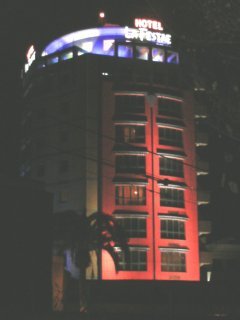 リゾートタワーホテル ラ・フェスタ(瑞穂町/ラブホテル)の写真『夜の外観（裏側）』by もんが～