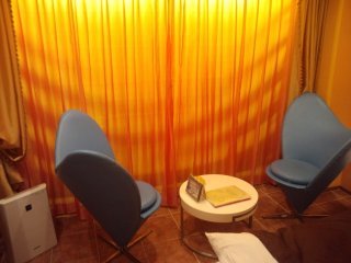 カラフルＰ＆Ａ新宿(新宿区/ラブホテル)の写真『405のテーブルセットと椅子』by まさおじさん