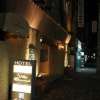 HOTEL Villa Senmei(ヴィラ センメイ）(大田区/ラブホテル)の写真『歩道からの夜の入口』by スラリン