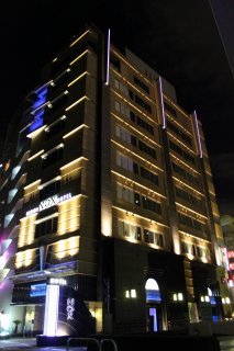 DESIGN HOTEL NOX(ノクス)(品川区/ラブホテル)の写真『夜の外観２』by スラリン