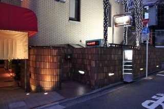 HOTEL Perrier(ペリエ)(新宿区/ラブホテル)の写真『夜の徒歩入口』by スラリン
