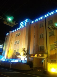 CHITOSE HOTEL(世田谷区/ラブホテル)の写真『夜の外観(国道20号と環八が交わる所から八王子方面に向かって斜め左に入って行った道沿いにあります)』by 郷ひろし（運営スタッフ）