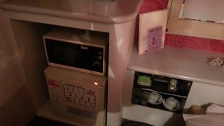 フェリエ(八王子市/ラブホテル)の写真『205号室冷蔵庫と電子レンジ、お茶セット』by 春風拳