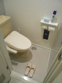 ホテル プルメリア青梅(青梅市/ラブホテル)の写真『301号室、トイレはリニューアル時に改装されたようで、とてもきれいで清潔感がありました。』by もんが～