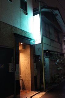 HOTEL ACE（エース）(江戸川区/ラブホテル)の写真『夜の入口（裏側）』by スラリン