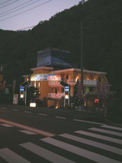 ホテル プランタン高尾店(八王子市/ラブホテル)の写真『早朝の外観（遠景）』by もんが～