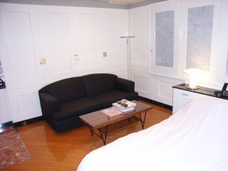 ラモード新宿(新宿区/ラブホテル)の写真『606号室 ソファ』by ホテルレポったー