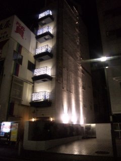 ホテル MOA(モア)(川崎市川崎区/ラブホテル)の写真『夜の外観(京急駅側より。こちら側に入口はありません)』by 郷ひろし（運営スタッフ）