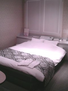 フェリエ(八王子市/ラブホテル)の写真『306号室、ベッド』by もんが～