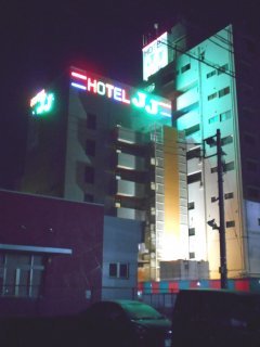HOTEL J.J相模原(相模原市/ラブホテル)の写真『夜の外観（ホテル裏手側となりますが、国道16号に接する正面入り口よりも、こちら側からの方が入りやすいと思います）』by もんが～
