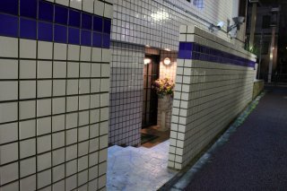 ホテル IU(江戸川区/ラブホテル)の写真『夜の側面入口（近景）』by スラリン