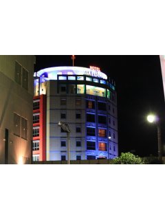 リゾートタワーホテル ラ・フェスタ(瑞穂町/ラブホテル)の写真『夜の外観』by スラリン