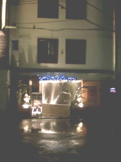 Wバグース(新宿区/ラブホテル)の写真『夜の入り口（建物右側）』by もんが～