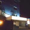 HOTEL 1H2O 横田Base(瑞穂町/ラブホテル)の写真『夜の入り口夜の外観（脇道側）』by もんが～