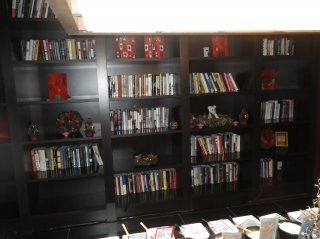 アラウダリゾート国立(国立市/ラブホテル)の写真『本棚もクリスマスデコレーション』by karin