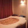 ホテルシティ(立川市/ラブホテル)の写真『402号室のベット。部屋はベッドでいっぱいという感じです。』by Gin_den