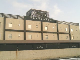 BANJAR(バンジャール) HOTEL＆SPA(所沢市/ラブホテル)の写真『昼の外観』by もんが～