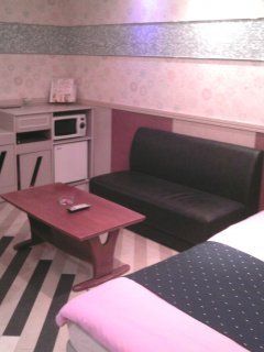 GOLF２厚木(厚木市/ラブホテル)の写真『405号室、テーブルとソファー』by もんが～