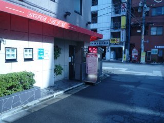 アイム(墨田区/ラブホテル)の写真『昼の入口（側面）』by スラリン