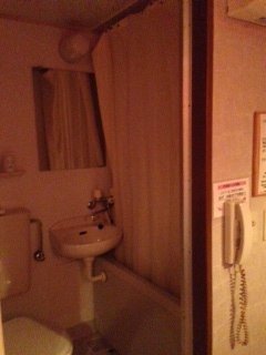 HOTEL Fine(ファイン)(新宿区/ラブホテル)の写真『３０３号室 浴室 せまい浴槽』by 草老