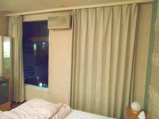 HOTEL J.J相模原(相模原市/ラブホテル)の写真『705号室、窓際に大きな窓が二ヶ所あって、開けるとすぐ下を通る国道16号から丸見えになってしまいます。』by もんが～