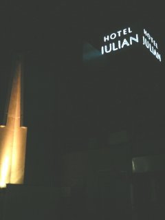 HOTEL JULIAN(ジュリアン)(座間市/ラブホテル)の写真『夜の外観』by もんが～