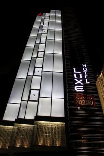 LUXE（リュクス）(品川区/ラブホテル)の写真『夜の外観２（表側）』by スラリン