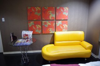 ラピア(新宿区/ラブホテル)の写真『305号室 テーブルとソファー』by マーケンワン