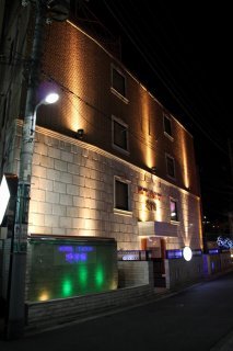 HOTEL STATION 迎賓館(台東区/ラブホテル)の写真『夜の外観２』by スラリン