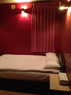 HOTEL Fine(ファイン)(新宿区/ラブホテル)の写真『３０３号室 ベッド 赤い壁が嬢のお気に入り』by 草老