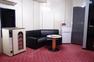 HOTEL Sun（サン）(新宿区/ラブホテル)の写真『102号室 ソファーほか設備類』by マーケンワン