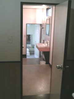ホテル パールスター(横浜市都筑区/ラブホテル)の写真『103号室、洗面所入り口（入ってすぐ左にトイレのドアがあり、一段下がった所に洗面台、さらに一段下がるとお風呂がありました）』by もんが～
