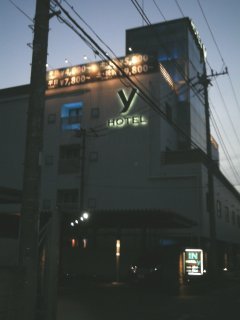 HOTEL Y(ヤー)(所沢市/ラブホテル)の写真『早朝の外観』by もんが～