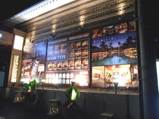 GRAND CARIBBEAN PRIVATE HOTEL(東村山市/ラブホテル)の写真『入り口脇のサービス案内』by もんが～