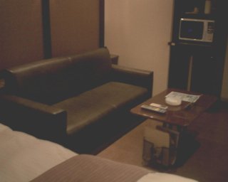 PLAZA K(プラザＫ)(八王子市/ラブホテル)の写真『306号室、テーブルとソファー』by もんが～