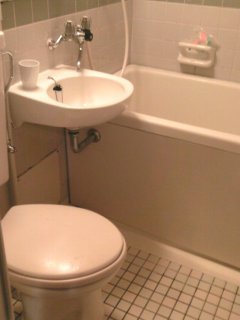 HOTEL LAGUNA INN（ラグナイン）(八王子市/ラブホテル)の写真『304号室、洗面台とトイレ』by もんが～