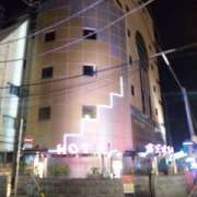 セリオ(新宿区/ラブホテル)の写真『夜の外観』by 郷ひろし（運営スタッフ）