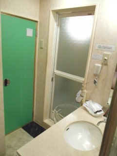 HOTEL J.J相模原(相模原市/ラブホテル)の写真『705号室、トイレ入り口ドア（左）とバスルーム入り口ドア（右）』by もんが～